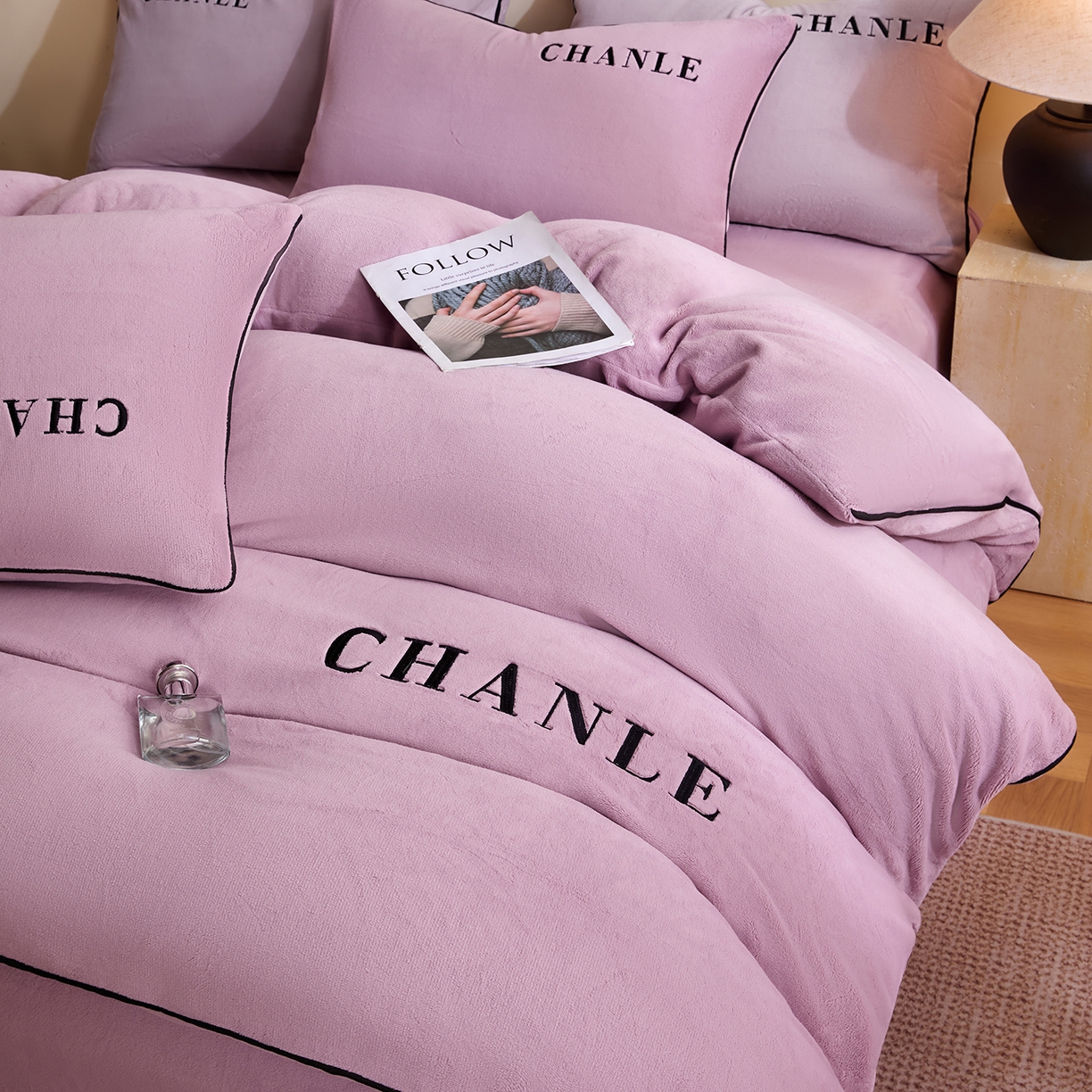 91家纺网 家纺一手货源 找家纺 锦禾穗 2025新款240克全消光母婴A类牛奶绒刺绣四件套-莫妮 紫色