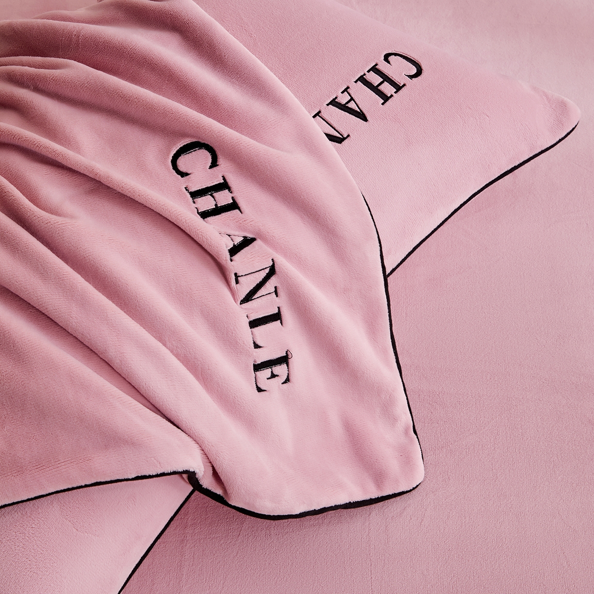 91家纺网 家纺一手货源 找家纺 锦禾穗 2025新款240克全消光母婴A类牛奶绒刺绣四件套-莫妮 粉色