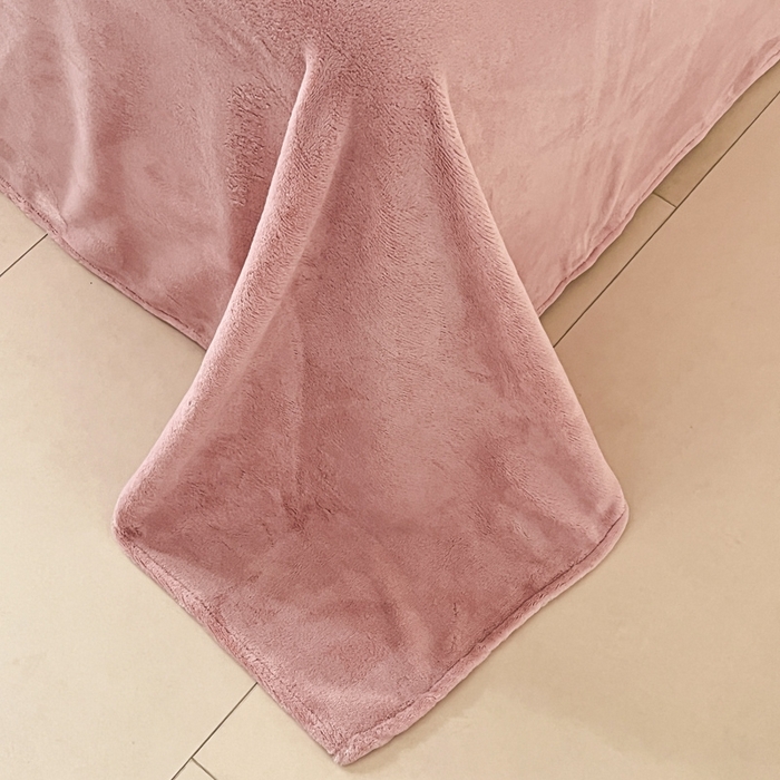 91家纺网 家纺一手货源 找家纺 ONE TWO ONE 121 2025新品牛奶绒纯色刺绣四件套-lucky刺绣系列场景二 Lucky-橘粉