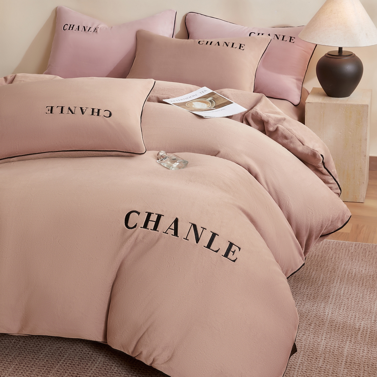 91家纺网 家纺一手货源 找家纺 锦禾穗 2025新款240克全消光母婴A类牛奶绒刺绣四件套-莫妮 卡其色