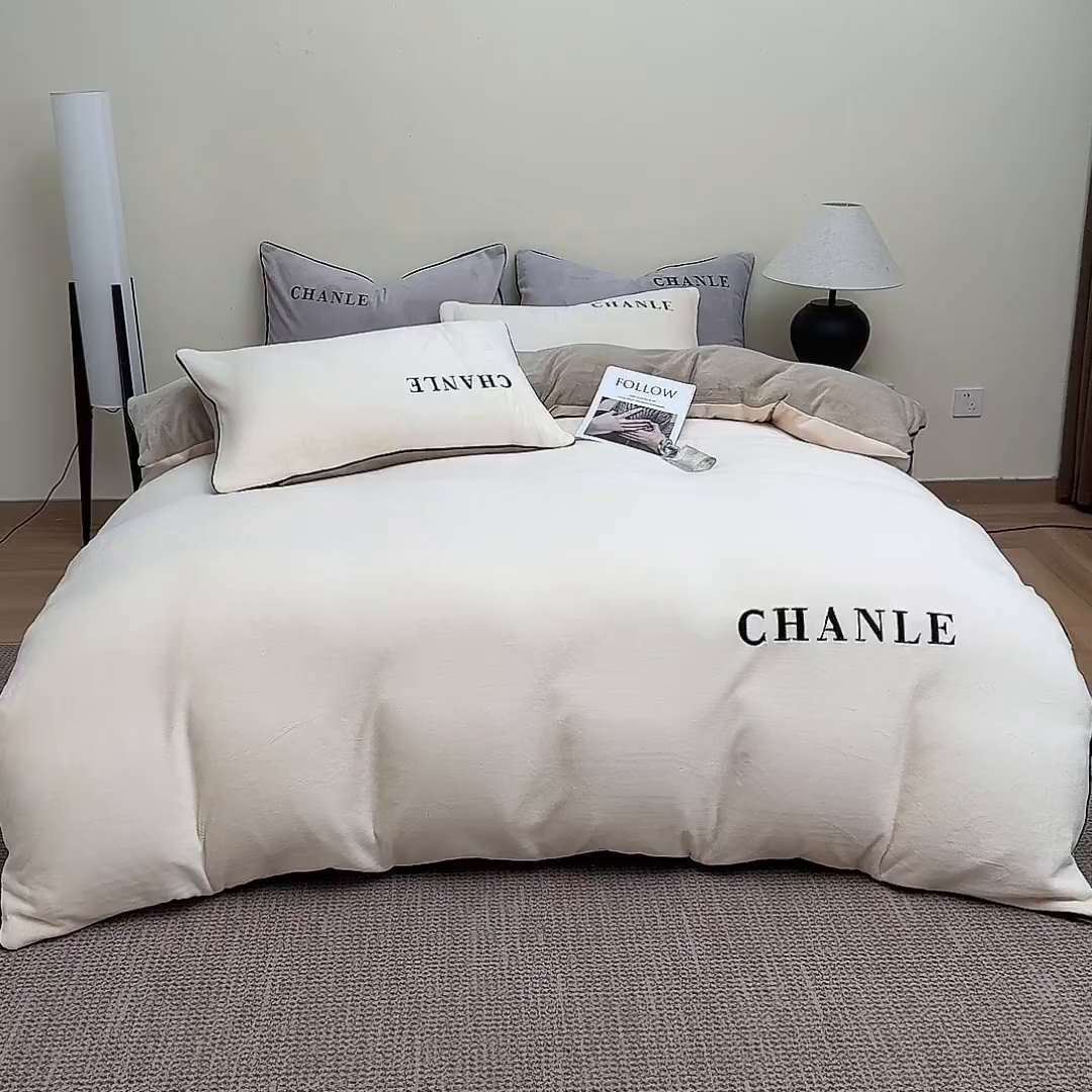 91家纺网 家纺一手货源 找家纺 锦禾穗 2025新款240克全消光母婴A类牛奶绒刺绣四件套-莫妮 米白色