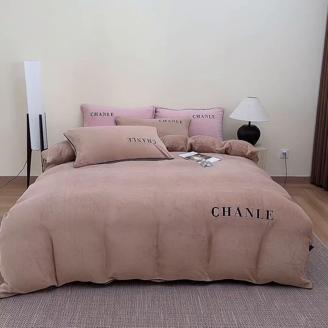 91家纺网 家纺一手货源 找家纺 锦禾穗 2025新款240克全消光母婴A类牛奶绒刺绣四件套-莫妮 卡其色