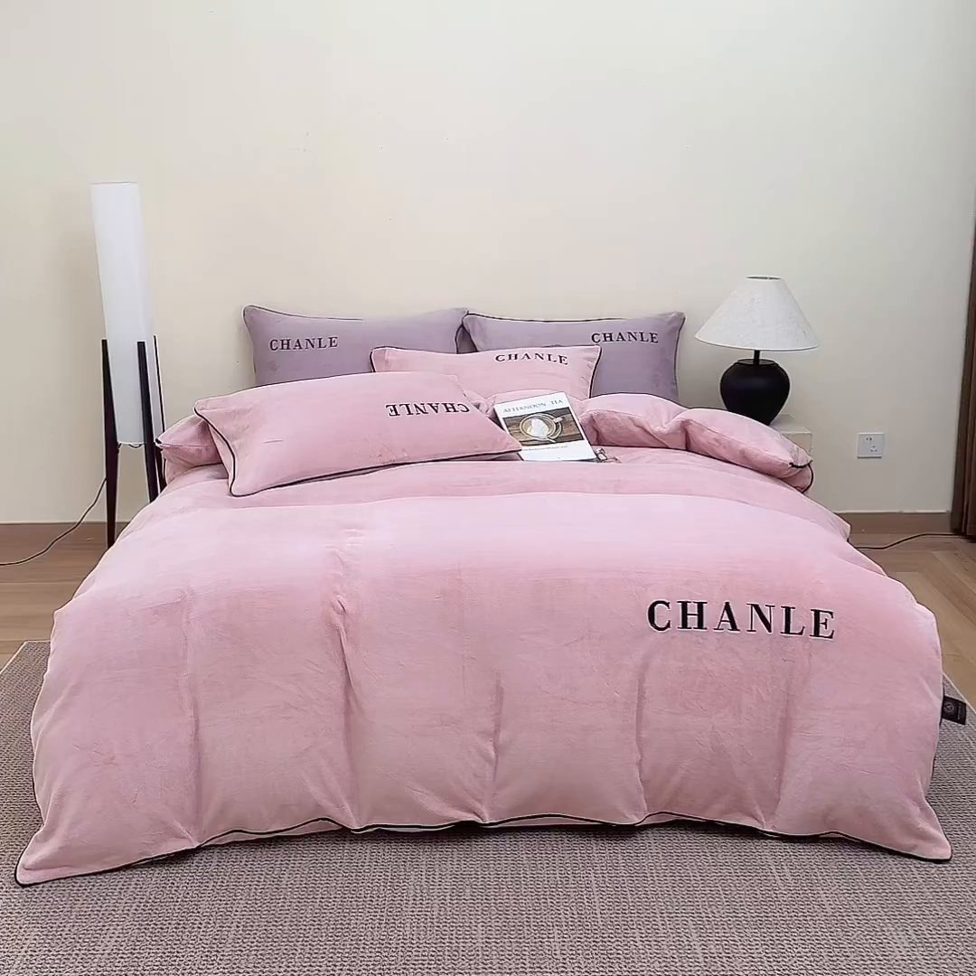 91家纺网 家纺一手货源 找家纺 锦禾穗 2025新款240克全消光母婴A类牛奶绒刺绣四件套-莫妮 粉色