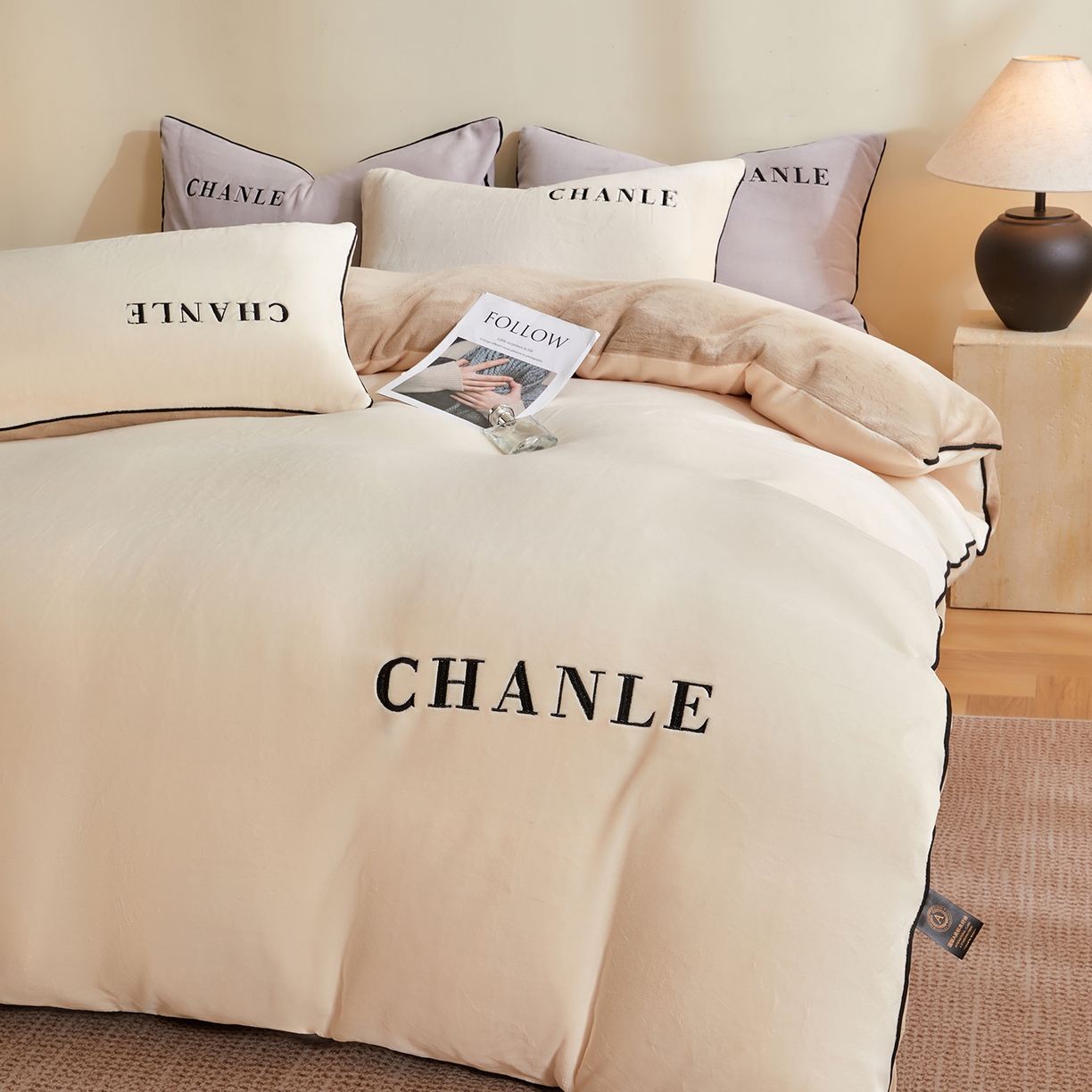 91家纺网 家纺一手货源 找家纺 锦禾穗 2025新款240克全消光母婴A类牛奶绒刺绣四件套-莫妮 米白色