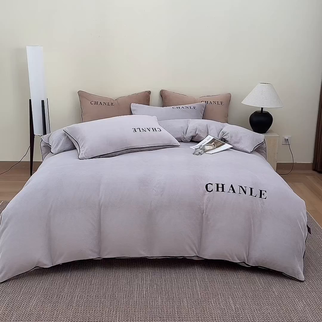 91家纺网 家纺一手货源 找家纺 锦禾穗 2025新款240克全消光母婴A类牛奶绒刺绣四件套-莫妮 灰色