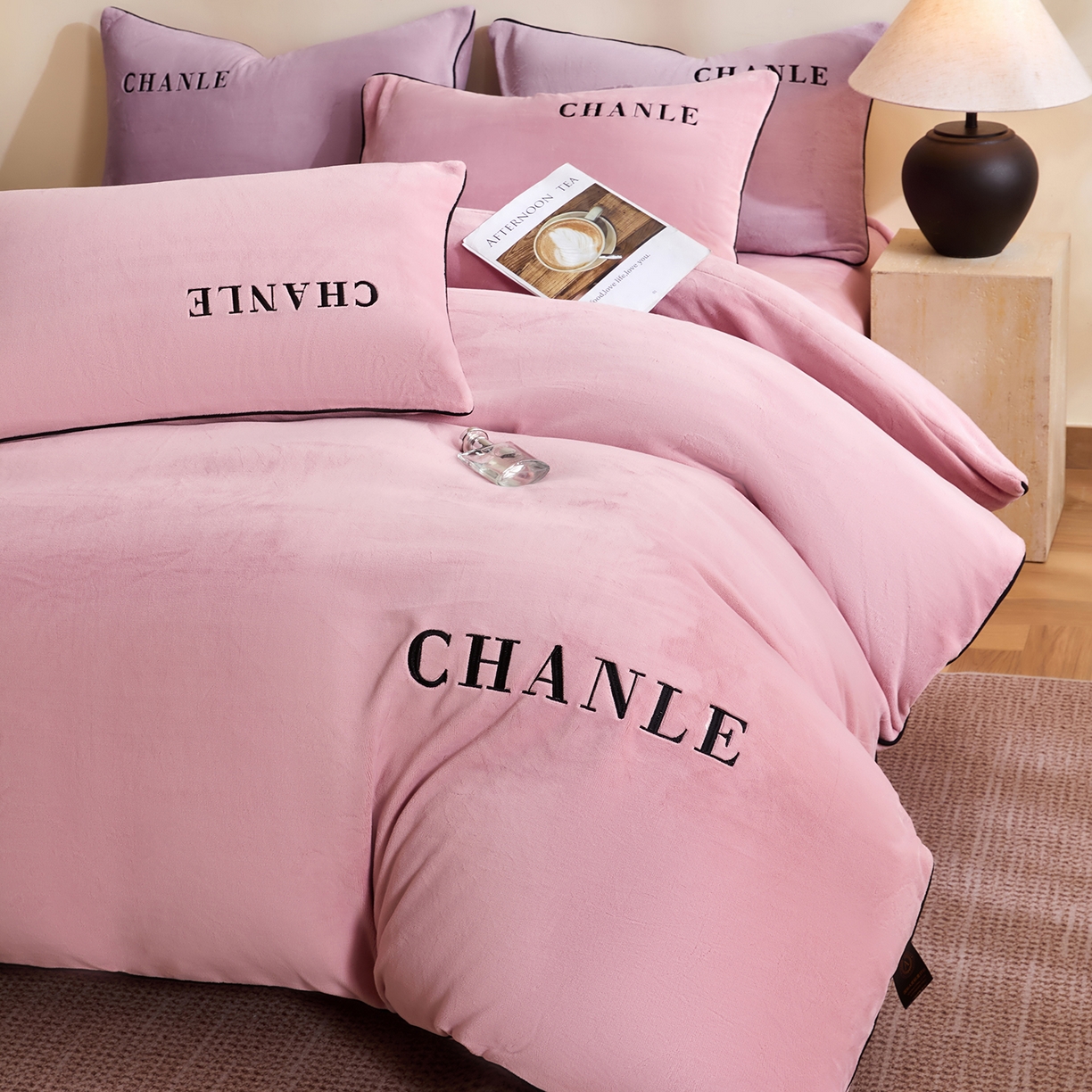 91家纺网 家纺一手货源 找家纺 锦禾穗 2025新款240克全消光母婴A类牛奶绒刺绣四件套-莫妮 粉色