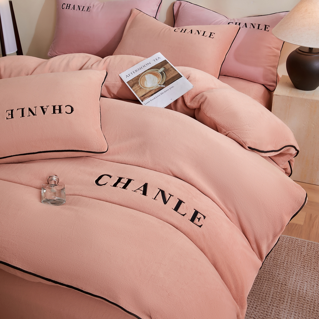 91家纺网 家纺一手货源 找家纺 锦禾穗 2025新款240克全消光母婴A类牛奶绒刺绣四件套-莫妮 橘色