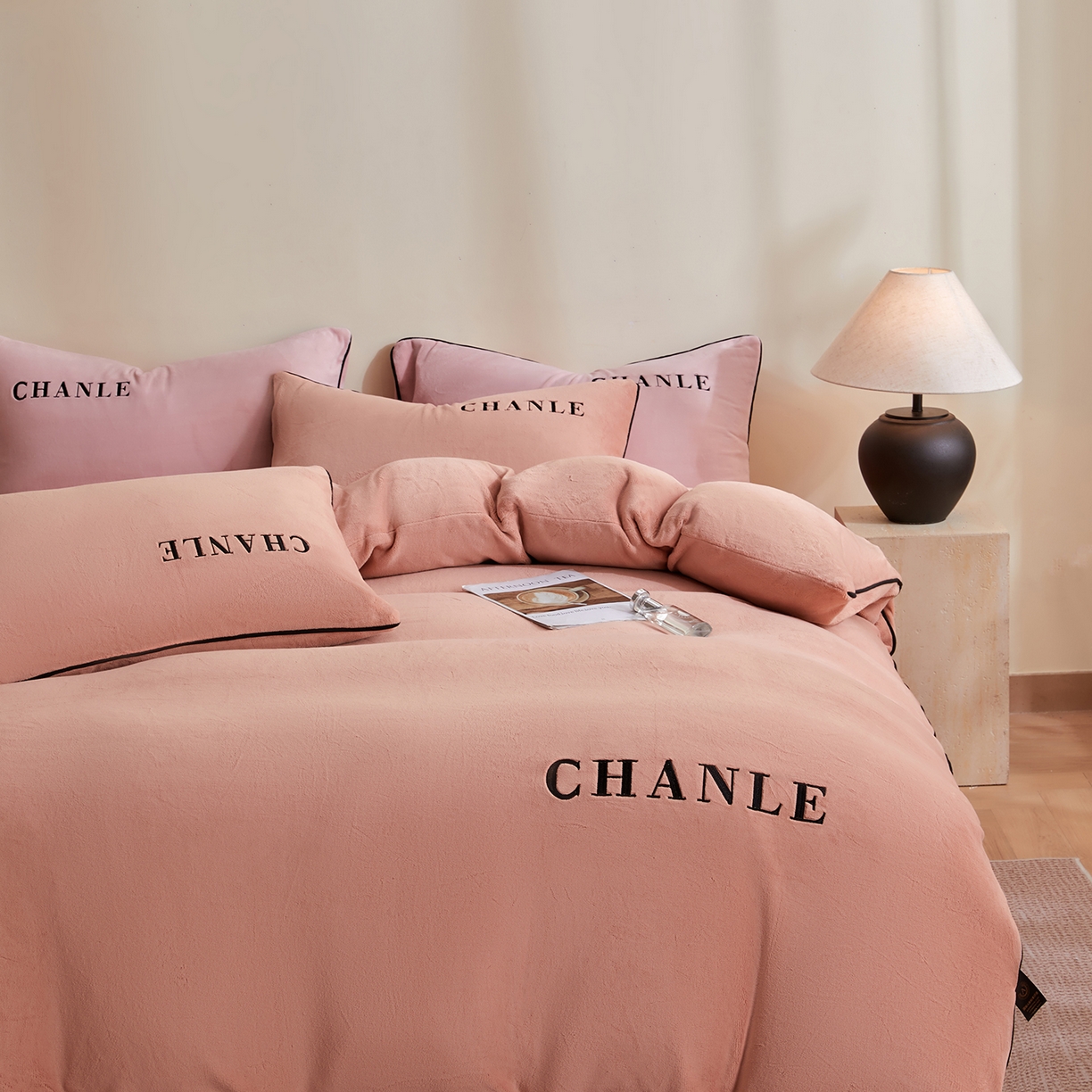 91家纺网 家纺一手货源 找家纺 锦禾穗 2025新款240克全消光母婴A类牛奶绒刺绣四件套-莫妮 橘色