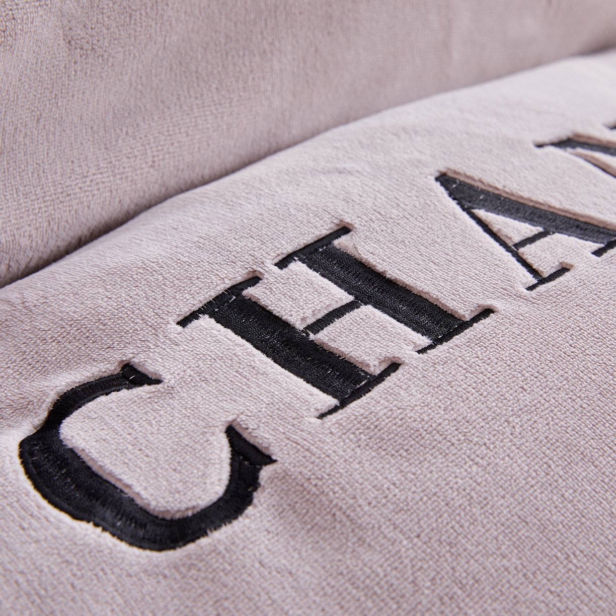 91家纺网 家纺一手货源 找家纺 锦禾穗 2025新款240克全消光母婴A类牛奶绒刺绣四件套-莫妮 灰色