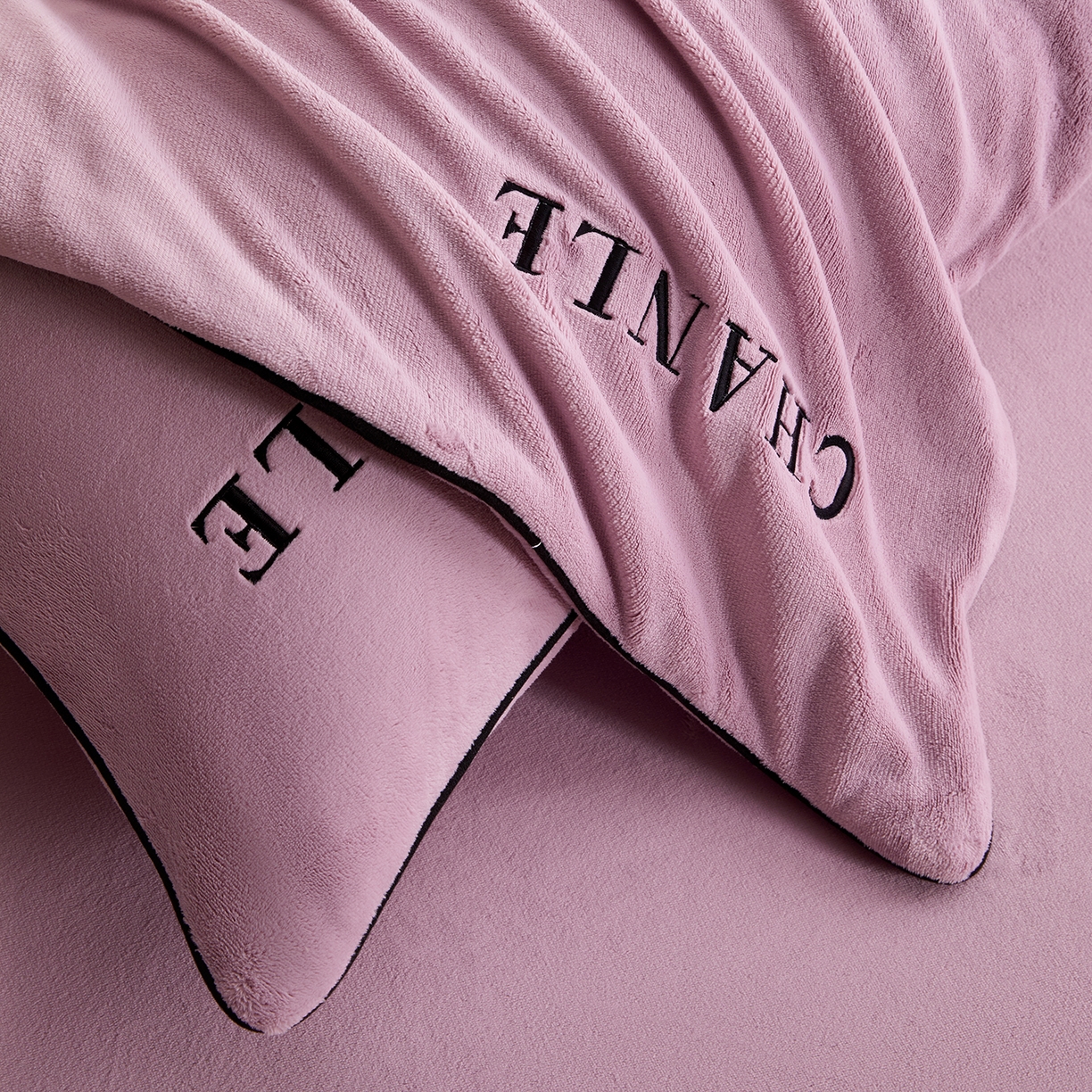 91家纺网 家纺一手货源 找家纺 锦禾穗 2025新款240克全消光母婴A类牛奶绒刺绣四件套-莫妮 紫色