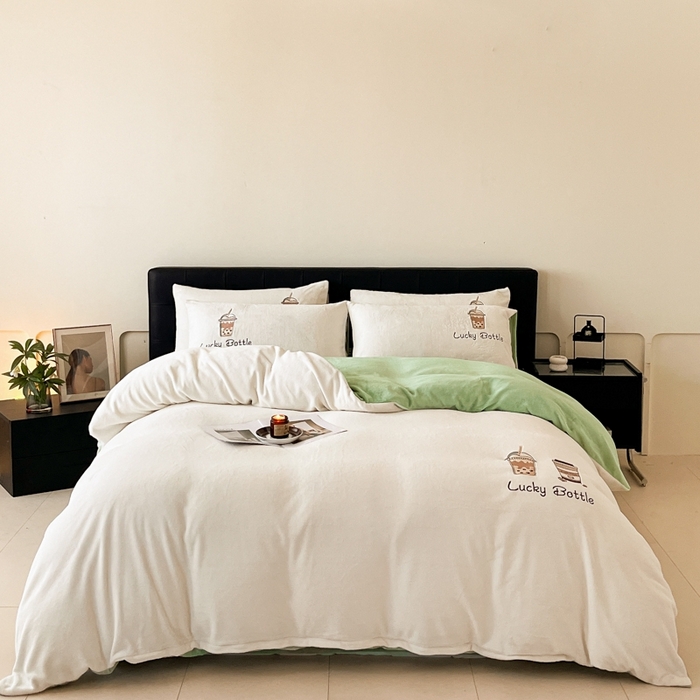 91家纺网 家纺一手货源 找家纺 ONE TWO ONE 121 2025新品牛奶绒纯色刺绣四件套-lucky刺绣系列场景二 Lucky-嫩绿