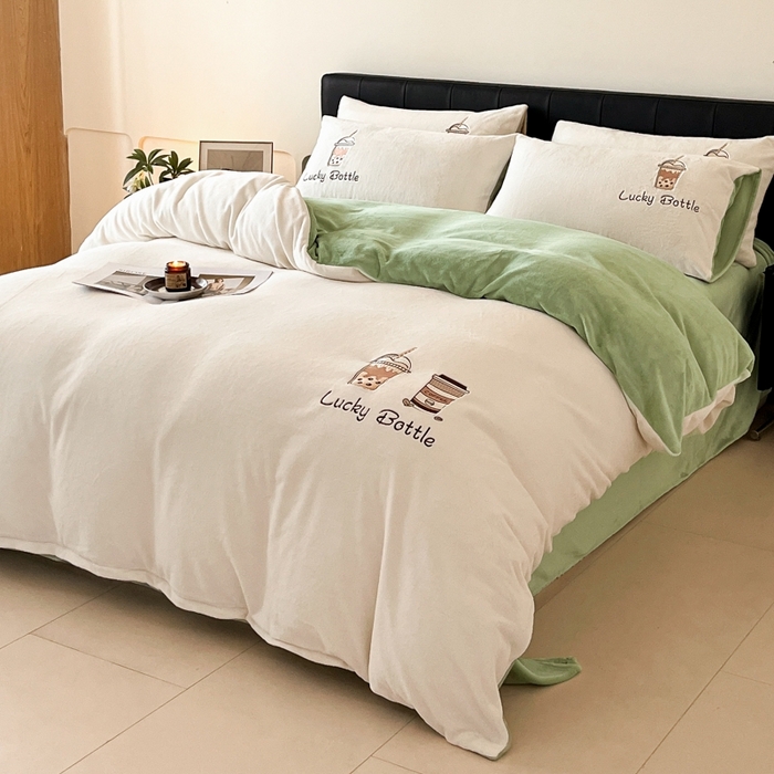 91家纺网 家纺一手货源 找家纺 ONE TWO ONE 121 2025新品牛奶绒纯色刺绣四件套-lucky刺绣系列场景二 Lucky-嫩绿