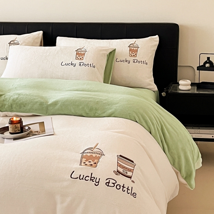 91家纺网 家纺一手货源 找家纺 ONE TWO ONE 121 2025新品牛奶绒纯色刺绣四件套-lucky刺绣系列场景二 Lucky-嫩绿