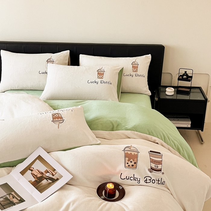 91家纺网 家纺一手货源 找家纺 ONE TWO ONE 121 2025新品牛奶绒纯色刺绣四件套-lucky刺绣系列场景二 Lucky-嫩绿