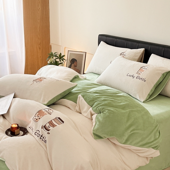 91家纺网 家纺一手货源 找家纺 ONE TWO ONE 121 2025新品牛奶绒纯色刺绣四件套-lucky刺绣系列场景二 Lucky-嫩绿