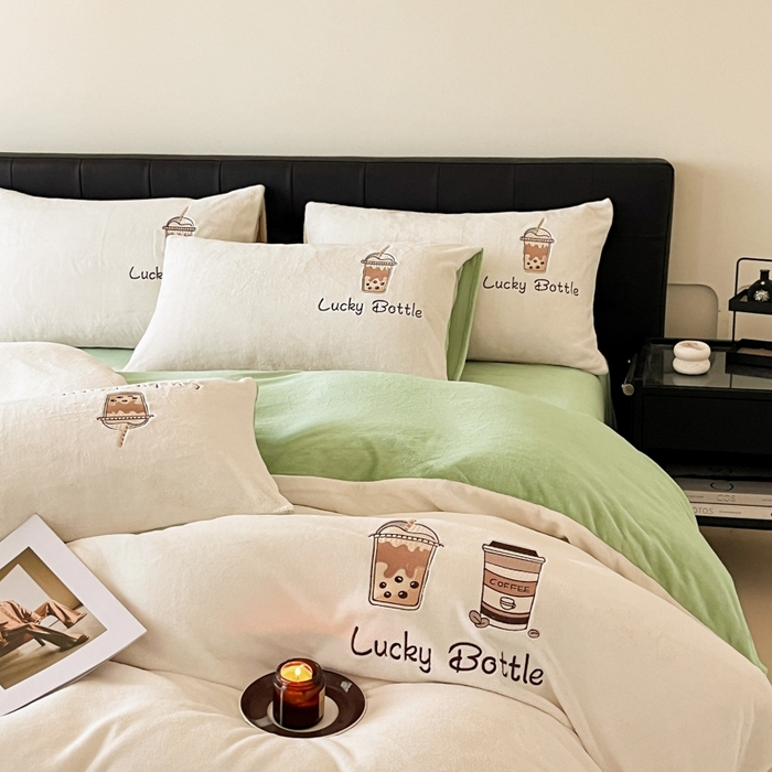 91家纺网 家纺一手货源 找家纺 ONE TWO ONE 121 2025新品牛奶绒纯色刺绣四件套-lucky刺绣系列场景二 Lucky-嫩绿