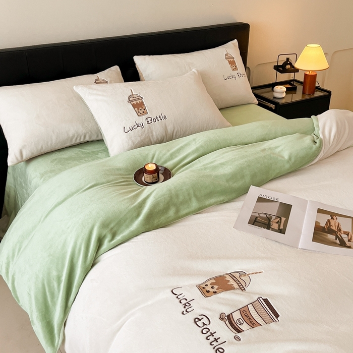 91家纺网 家纺一手货源 找家纺 ONE TWO ONE 121 2025新品牛奶绒纯色刺绣四件套-lucky刺绣系列场景二 Lucky-嫩绿