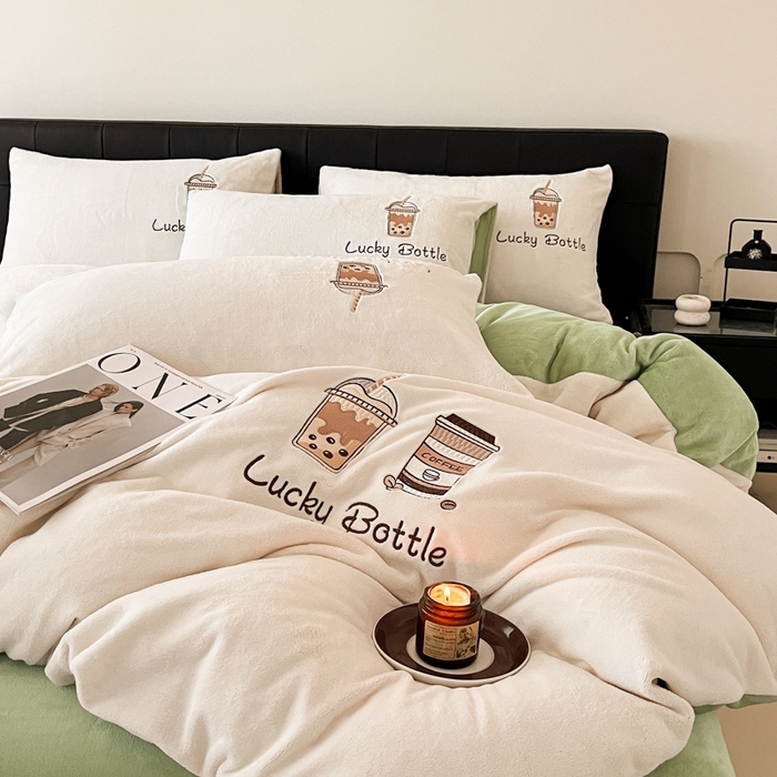 91家纺网 家纺一手货源 找家纺 ONE TWO ONE 121 2025新品牛奶绒纯色刺绣四件套-lucky刺绣系列场景二 Lucky-嫩绿