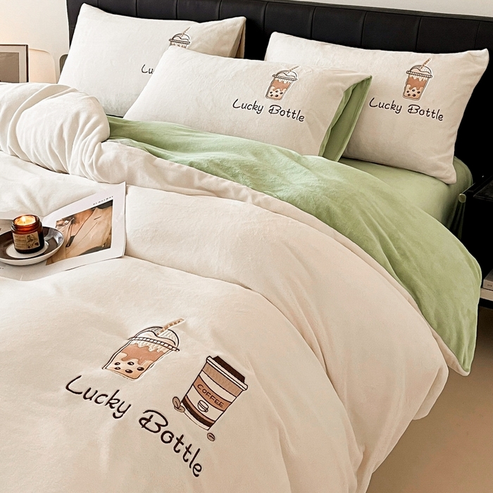 91家纺网 家纺一手货源 找家纺 ONE TWO ONE 121 2025新品牛奶绒纯色刺绣四件套-lucky刺绣系列场景二 Lucky-嫩绿