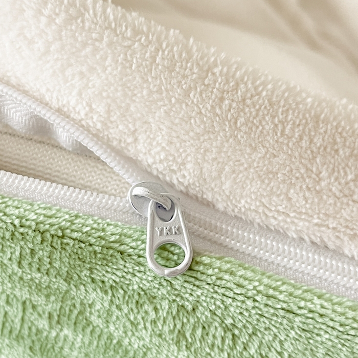 91家纺网 家纺一手货源 找家纺 ONE TWO ONE 121 2025新品牛奶绒纯色刺绣四件套-lucky刺绣系列场景二 Lucky-嫩绿