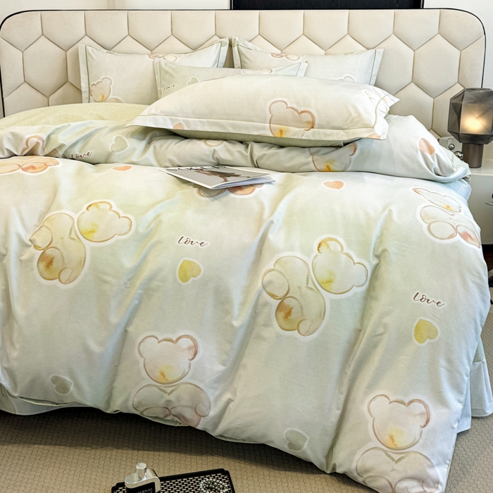 91家纺网 家纺一手货源 找家纺 2025年新款全棉长绒棉数码印花四件套 童话入梦-绿