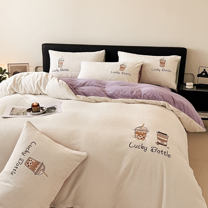 ONE TWO ONE 121 2025新品牛奶绒纯色刺绣四件套-lucky刺绣系列场景二 Lucky-浅烟紫