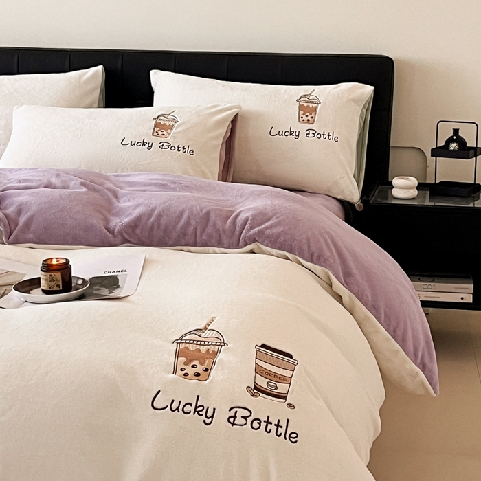 91家纺网 家纺一手货源 找家纺 ONE TWO ONE 121 2025新品牛奶绒纯色刺绣四件套-lucky刺绣系列场景二 Lucky-浅烟紫