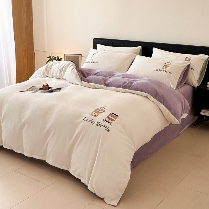 91家纺网 家纺一手货源 找家纺 ONE TWO ONE 121 2025新品牛奶绒纯色刺绣四件套-lucky刺绣系列场景二 Lucky-浅烟紫