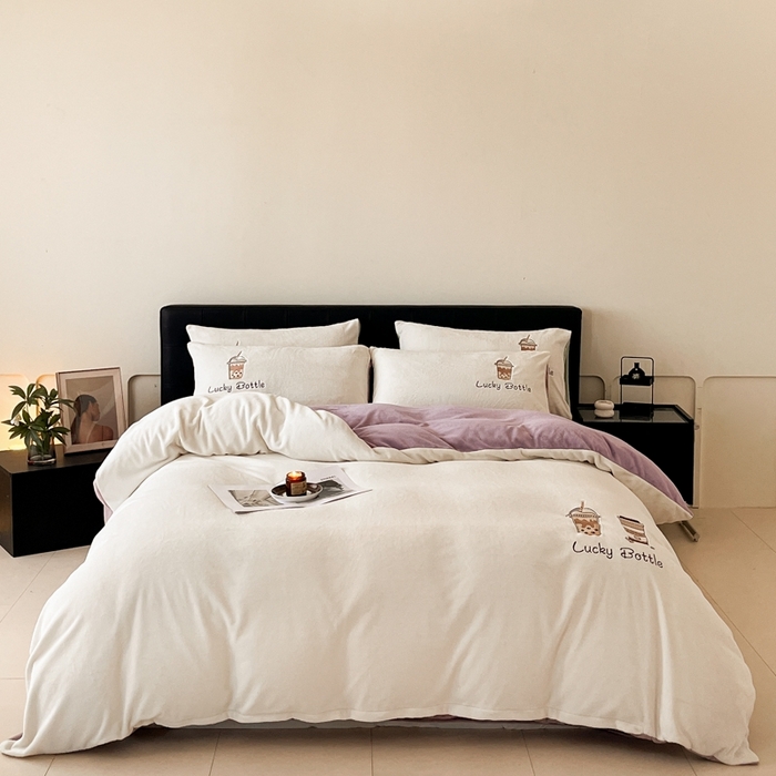 91家纺网 家纺一手货源 找家纺 ONE TWO ONE 121 2025新品牛奶绒纯色刺绣四件套-lucky刺绣系列场景二 Lucky-浅烟紫