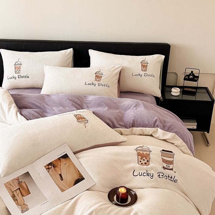 91家纺网 家纺一手货源 找家纺 ONE TWO ONE 121 2025新品牛奶绒纯色刺绣四件套-lucky刺绣系列场景二 Lucky-浅烟紫