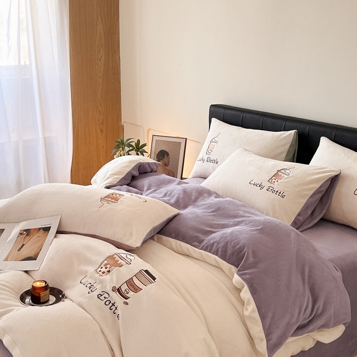 91家纺网 家纺一手货源 找家纺 ONE TWO ONE 121 2025新品牛奶绒纯色刺绣四件套-lucky刺绣系列场景二 Lucky-浅烟紫