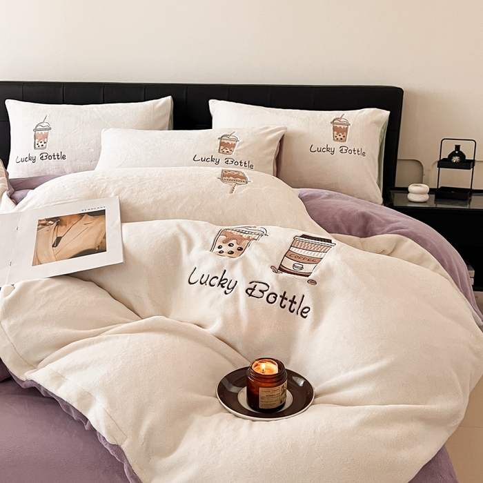 91家纺网 家纺一手货源 找家纺 ONE TWO ONE 121 2025新品牛奶绒纯色刺绣四件套-lucky刺绣系列场景二 Lucky-浅烟紫