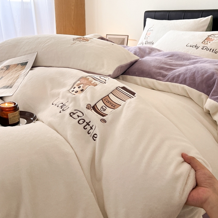 91家纺网 家纺一手货源 找家纺 ONE TWO ONE 121 2025新品牛奶绒纯色刺绣四件套-lucky刺绣系列场景二 Lucky-浅烟紫