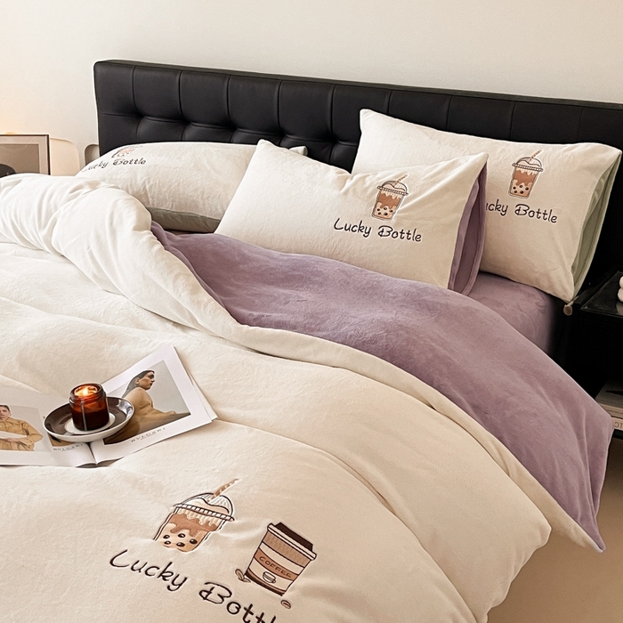 91家纺网 家纺一手货源 找家纺 ONE TWO ONE 121 2025新品牛奶绒纯色刺绣四件套-lucky刺绣系列场景二 Lucky-浅烟紫
