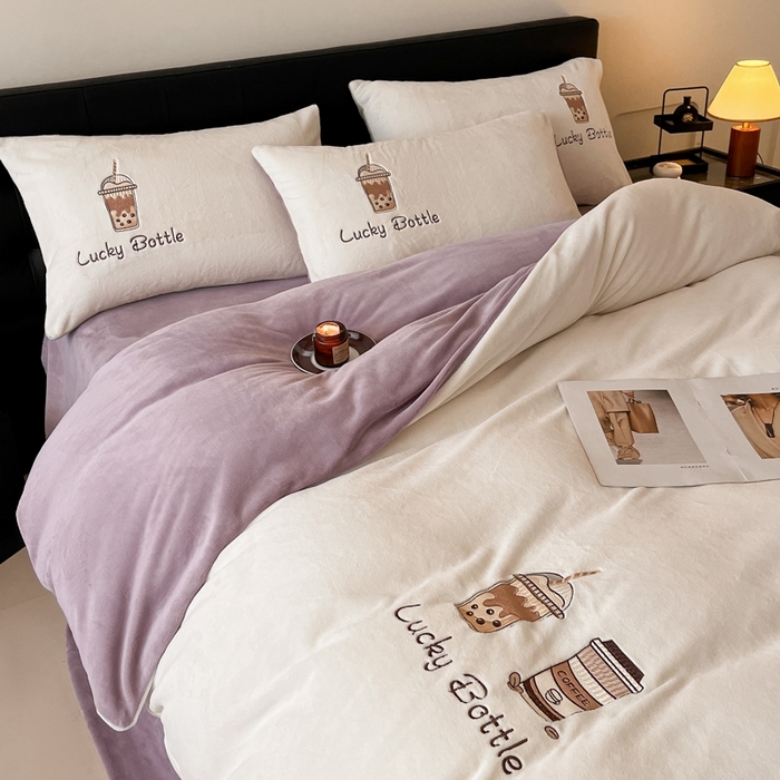 91家纺网 家纺一手货源 找家纺 ONE TWO ONE 121 2025新品牛奶绒纯色刺绣四件套-lucky刺绣系列场景二 Lucky-浅烟紫