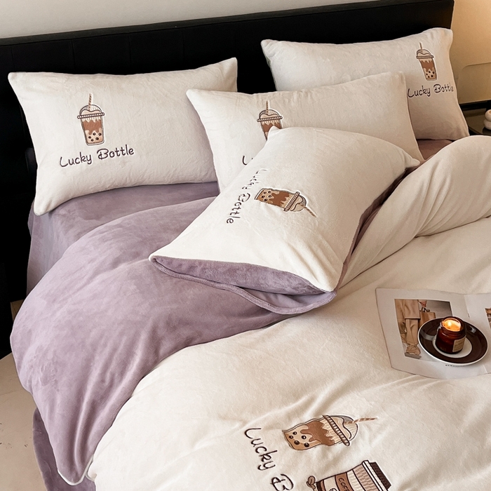 91家纺网 家纺一手货源 找家纺 ONE TWO ONE 121 2025新品牛奶绒纯色刺绣四件套-lucky刺绣系列场景二 Lucky-浅烟紫