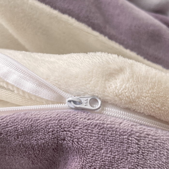 91家纺网 家纺一手货源 找家纺 ONE TWO ONE 121 2025新品牛奶绒纯色刺绣四件套-lucky刺绣系列场景二 Lucky-浅烟紫