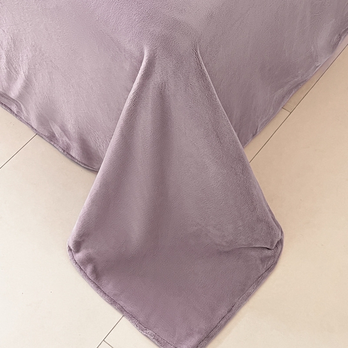 91家纺网 家纺一手货源 找家纺 ONE TWO ONE 121 2025新品牛奶绒纯色刺绣四件套-lucky刺绣系列场景二 Lucky-浅烟紫