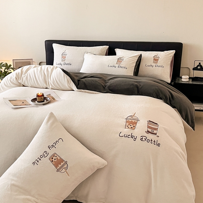 ONE TWO ONE 121 2025新品牛奶绒纯色刺绣四件套-lucky刺绣系列场景二 Lucky-深灰