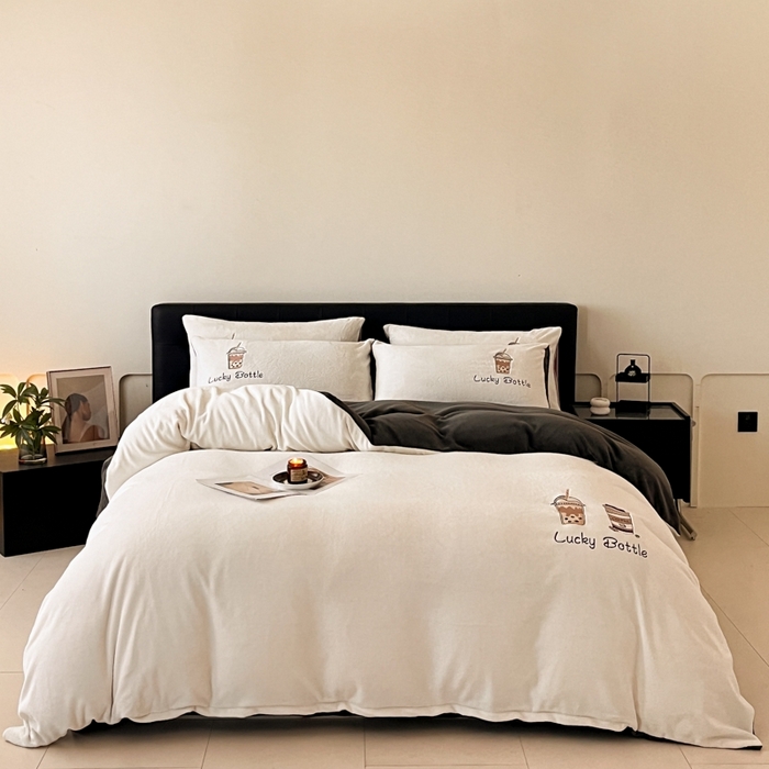 91家纺网 家纺一手货源 找家纺 ONE TWO ONE 121 2025新品牛奶绒纯色刺绣四件套-lucky刺绣系列场景二 Lucky-深灰