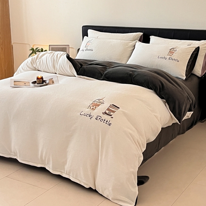 91家纺网 家纺一手货源 找家纺 ONE TWO ONE 121 2025新品牛奶绒纯色刺绣四件套-lucky刺绣系列场景二 Lucky-深灰