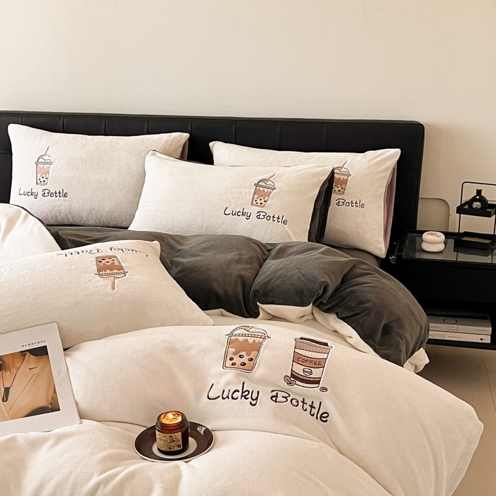 91家纺网 家纺一手货源 找家纺 ONE TWO ONE 121 2025新品牛奶绒纯色刺绣四件套-lucky刺绣系列场景二 Lucky-深灰