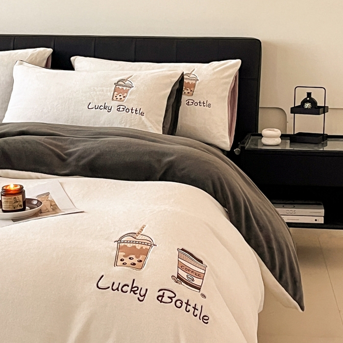 91家纺网 家纺一手货源 找家纺 ONE TWO ONE 121 2025新品牛奶绒纯色刺绣四件套-lucky刺绣系列场景二 Lucky-深灰