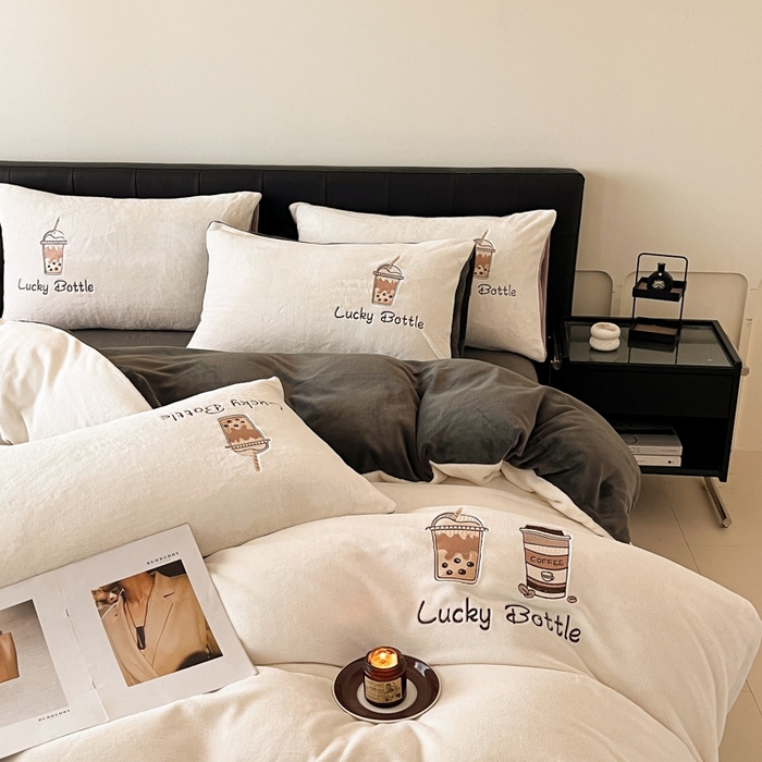 91家纺网 家纺一手货源 找家纺 ONE TWO ONE 121 2025新品牛奶绒纯色刺绣四件套-lucky刺绣系列场景二 Lucky-深灰