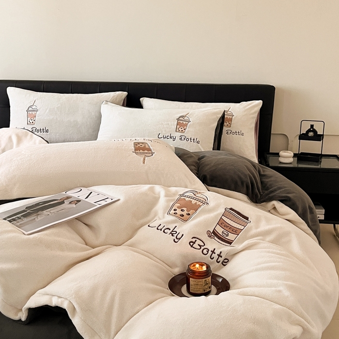 91家纺网 家纺一手货源 找家纺 ONE TWO ONE 121 2025新品牛奶绒纯色刺绣四件套-lucky刺绣系列场景二 Lucky-深灰