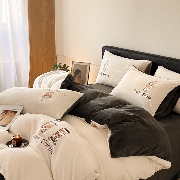 91家纺网 家纺一手货源 找家纺 ONE TWO ONE 121 2025新品牛奶绒纯色刺绣四件套-lucky刺绣系列场景二 Lucky-深灰