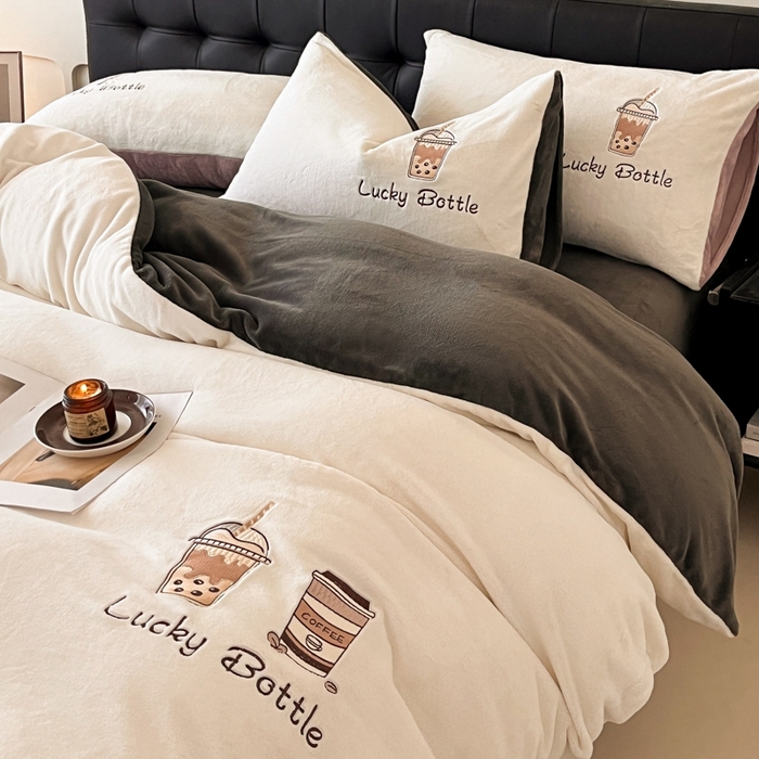 91家纺网 家纺一手货源 找家纺 ONE TWO ONE 121 2025新品牛奶绒纯色刺绣四件套-lucky刺绣系列场景二 Lucky-深灰