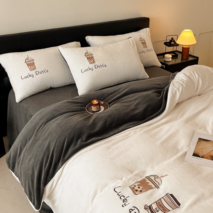 91家纺网 家纺一手货源 找家纺 ONE TWO ONE 121 2025新品牛奶绒纯色刺绣四件套-lucky刺绣系列场景二 Lucky-深灰