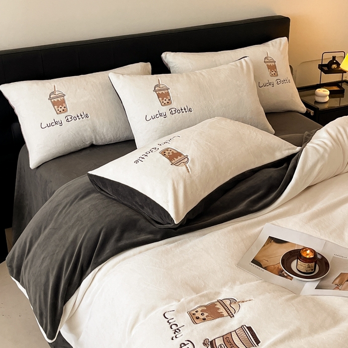 91家纺网 家纺一手货源 找家纺 ONE TWO ONE 121 2025新品牛奶绒纯色刺绣四件套-lucky刺绣系列场景二 Lucky-深灰