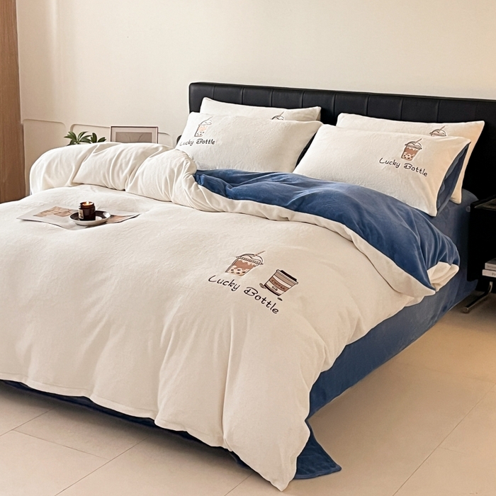 91家纺网 家纺一手货源 找家纺 ONE TWO ONE 121 2025新品牛奶绒纯色刺绣四件套-lucky刺绣系列场景二 Lucky-雾兰